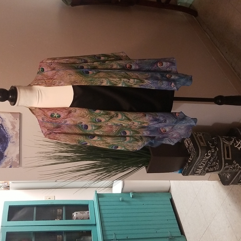 Stunning Peacock print angel wing flair long sleeve ladies blouse good condition